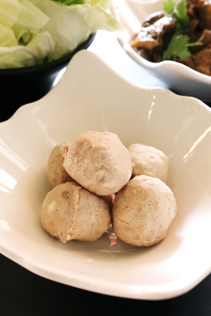 台省製燒海鮮羊肉爐，手感貢丸、海藻米血糕，