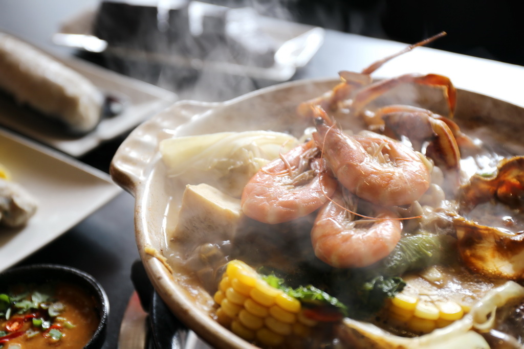 台省製燒海鮮羊肉爐，手感貢丸、海藻米血糕，