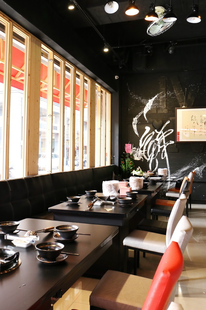 台省製燒海鮮羊肉爐，手感貢丸、海藻米血糕，