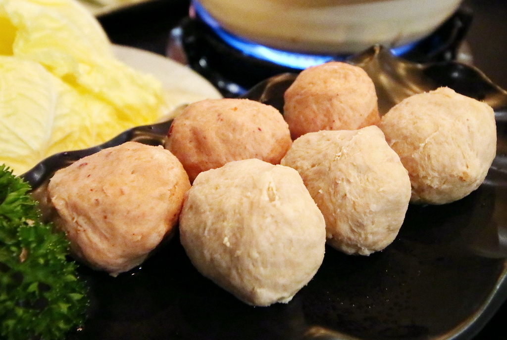 台省製燒海鮮羊肉爐，手感貢丸、海藻米血糕，