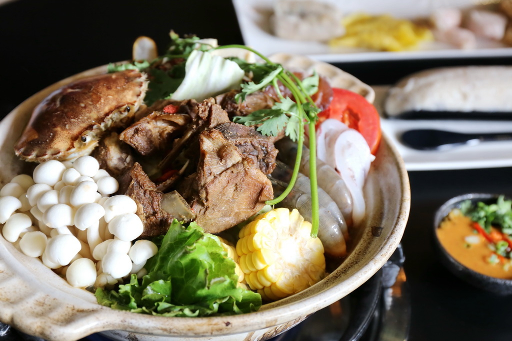 台省製燒海鮮羊肉爐，手感貢丸、海藻米血糕，