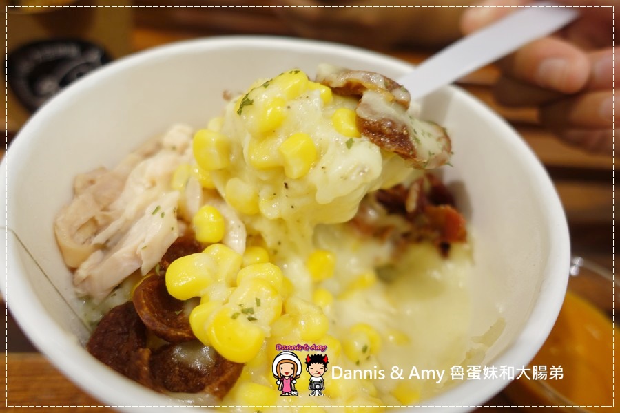 20161117《新竹巨城附近小吃》太空總薯 - 新竹民生店《創新薯製料理》。起司馬鈴薯。子彈薯條。雞米花。乳酪棒下午茶點心、宵夜。看電影新選擇︱開到凌晨的店 （影片） (17).jpg