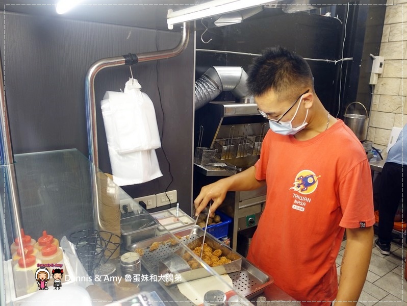 20161117《新竹巨城附近小吃》太空總薯 - 新竹民生店《創新薯製料理》。起司馬鈴薯。子彈薯條。雞米花。乳酪棒下午茶點心、宵夜。看電影新選擇︱開到凌晨的店 （影片） (38).jpg