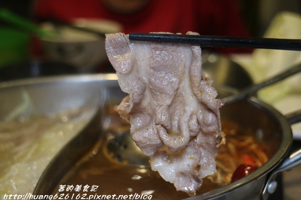 築湘養生麻辣火鍋：【新北三重區】一人就能享用麻辣火鍋『築湘養生麻辣火鍋』三重平價火鍋推薦/麻辣火鍋/養生招牌花雕雞/打卡送鴨血、豆腐/捷運徐匯中學站