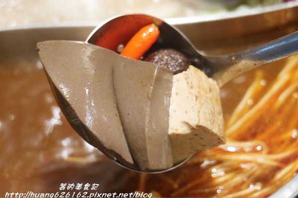 築湘養生麻辣火鍋：【新北三重區】一人就能享用麻辣火鍋『築湘養生麻辣火鍋』三重平價火鍋推薦/麻辣火鍋/養生招牌花雕雞/打卡送鴨血、豆腐/捷運徐匯中學站