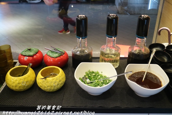 築湘養生麻辣火鍋：【新北三重區】一人就能享用麻辣火鍋『築湘養生麻辣火鍋』三重平價火鍋推薦/麻辣火鍋/養生招牌花雕雞/打卡送鴨血、豆腐/捷運徐匯中學站