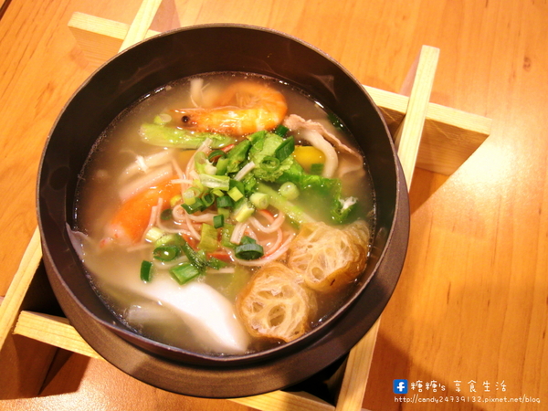 SOGA原來如此鍋燒意麵:〖台中│美食〗SOGA原來如此鍋燒意麵 ❤ 充滿著濃濃工業風裝潢,不是咖啡廳也不是韓式料理,而是賣著鍋燒意麵來著!!