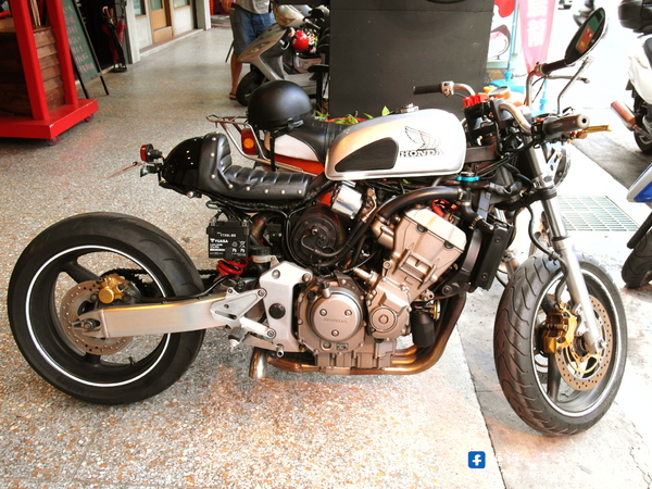 SOGA原來如此鍋燒意麵:〖台中│美食〗SOGA原來如此鍋燒意麵 ❤ 充滿著濃濃工業風裝潢,不是咖啡廳也不是韓式料理,而是賣著鍋燒意麵來著!!