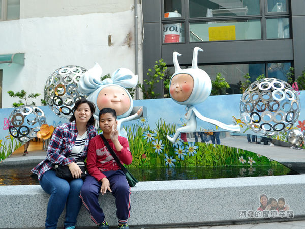 晶品城購物商場幾米10-小蝴蝶小披風在水池