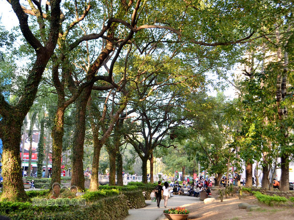 晶品城購物商場幾米02-護城河旁林蔭公園