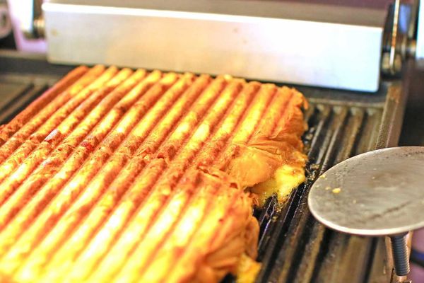 【三重美食】幸福醬爆起士吐司派-會爆漿的熱壓吐司