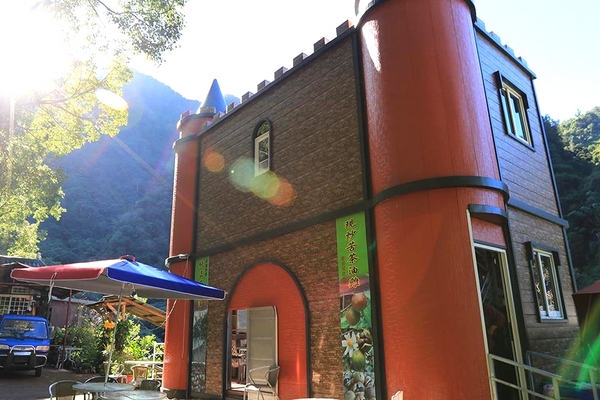 泰安戀情溫泉民宿：【苗栗旅遊】泰安戀情溫泉民宿~神畫峽谷生態主題遊樂區，感受大自然鬼斧神工的力量，以及酋長宴的美味佳餚