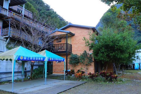 泰安戀情溫泉民宿：【苗栗旅遊】泰安戀情溫泉民宿~神畫峽谷生態主題遊樂區，感受大自然鬼斧神工的力量，以及酋長宴的美味佳餚