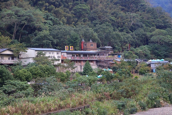 泰安戀情溫泉民宿：【苗栗旅遊】泰安戀情溫泉民宿~神畫峽谷生態主題遊樂區，感受大自然鬼斧神工的力量，以及酋長宴的美味佳餚