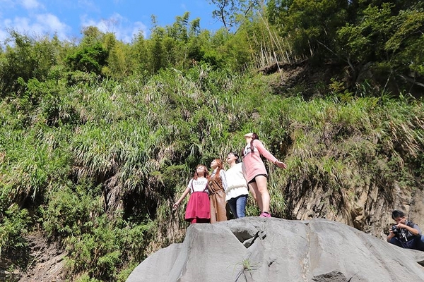泰安戀情溫泉民宿：【苗栗旅遊】泰安戀情溫泉民宿~神畫峽谷生態主題遊樂區，感受大自然鬼斧神工的力量，以及酋長宴的美味佳餚