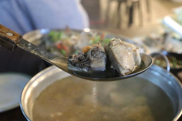 泰安戀情溫泉民宿：【苗栗旅遊】泰安戀情溫泉民宿~神畫峽谷生態主題遊樂區，感受大自然鬼斧神工的力量，以及酋長宴的美味佳餚