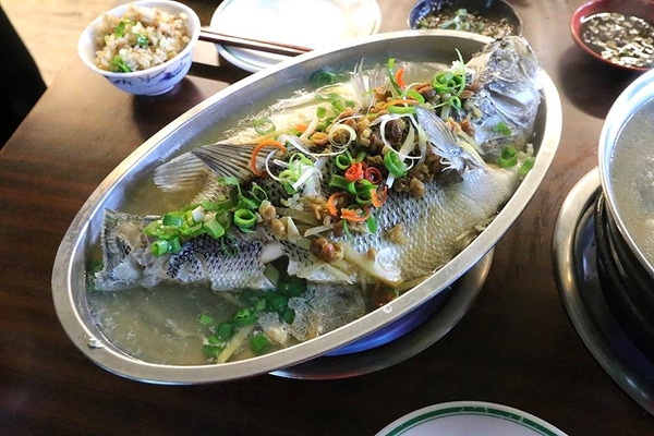 泰安戀情溫泉民宿：【苗栗旅遊】泰安戀情溫泉民宿~神畫峽谷生態主題遊樂區，感受大自然鬼斧神工的力量，以及酋長宴的美味佳餚