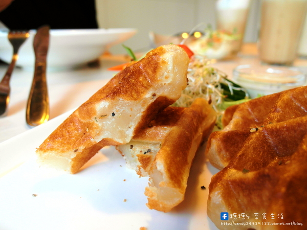 咕嚕貓咖啡(首席站前店):〖台中│美食〗咕嚕貓咖啡-首席站前店 ❤ 貓咪寵物餐廳推薦!!超可愛立體貓咪拉花,一貓、雙貓、三貓通通有~除了咖啡外,還有手作茶、甜點、義大利麵等餐點唷!【文末有優惠】