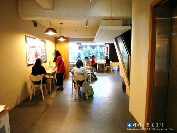 咕嚕貓咖啡(首席站前店):〖台中│美食〗咕嚕貓咖啡-首席站前店 ❤ 貓咪寵物餐廳推薦!!超可愛立體貓咪拉花,一貓、雙貓、三貓通通有~除了咖啡外,還有手作茶、甜點、義大利麵等餐點唷!【文末有優惠】