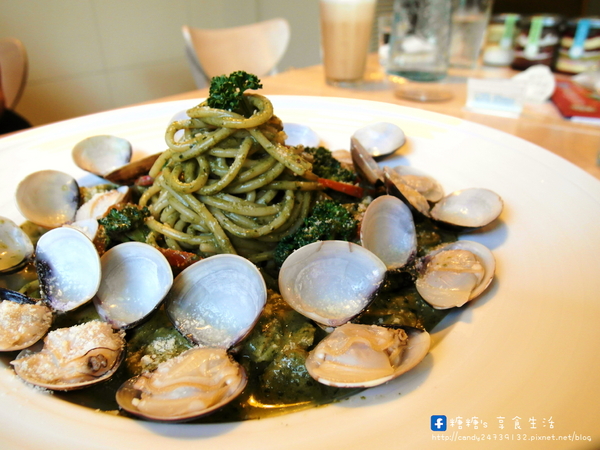 咕嚕貓咖啡(首席站前店):〖台中│美食〗咕嚕貓咖啡-首席站前店 ❤ 貓咪寵物餐廳推薦!!超可愛立體貓咪拉花,一貓、雙貓、三貓通通有~除了咖啡外,還有手作茶、甜點、義大利麵等餐點唷!【文末有優惠】