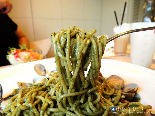 咕嚕貓咖啡(首席站前店):〖台中│美食〗咕嚕貓咖啡-首席站前店 ❤ 貓咪寵物餐廳推薦!!超可愛立體貓咪拉花,一貓、雙貓、三貓通通有~除了咖啡外,還有手作茶、甜點、義大利麵等餐點唷!【文末有優惠】