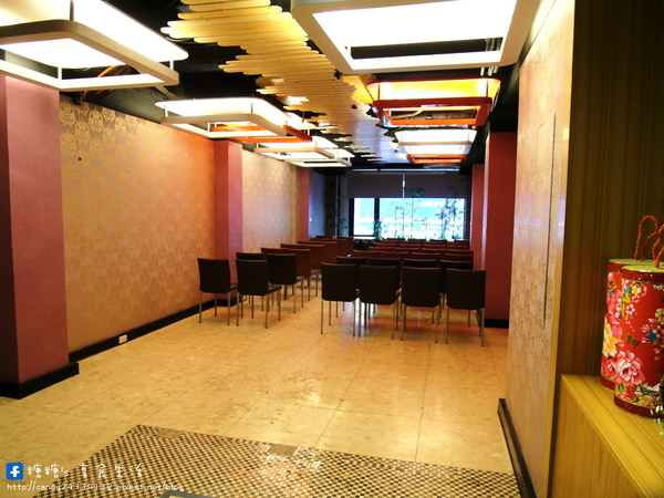 咕嚕貓咖啡(首席站前店):〖台中│美食〗咕嚕貓咖啡-首席站前店 ❤ 貓咪寵物餐廳推薦!!超可愛立體貓咪拉花,一貓、雙貓、三貓通通有~除了咖啡外,還有手作茶、甜點、義大利麵等餐點唷!【文末有優惠】