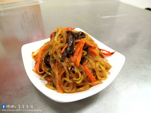 新田園:〖台中│美食〗新田園麵食館 ❤ 南屯小吃推薦~獨特怪麵讓你一次品嘗酸、甜、麻、辣、鹹多層次風味!!推薦綜合水餃,還有物超所值的肉排飯,糖糖都好推!!