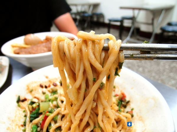 新田園:〖台中│美食〗新田園麵食館 ❤ 南屯小吃推薦~獨特怪麵讓你一次品嘗酸、甜、麻、辣、鹹多層次風味!!推薦綜合水餃,還有物超所值的肉排飯,糖糖都好推!!