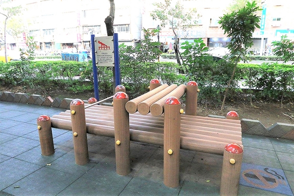 板橋永安公園動物彩繪牆：【新北市景點】搶先曝光!!板橋也有新的彩繪牆了耶~因為這個新的動物彩繪牆充滿逗趣，也讓永安公園更增添了熱鬧非凡的氣氛