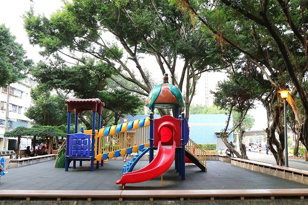 板橋永安公園動物彩繪牆：【新北市景點】搶先曝光!!板橋也有新的彩繪牆了耶~因為這個新的動物彩繪牆充滿逗趣，也讓永安公園更增添了熱鬧非凡的氣氛