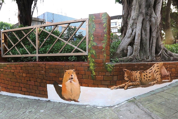 板橋永安公園動物彩繪牆：【新北市景點】搶先曝光!!板橋也有新的彩繪牆了耶~因為這個新的動物彩繪牆充滿逗趣，也讓永安公園更增添了熱鬧非凡的氣氛