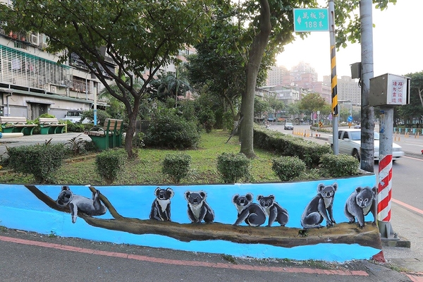 板橋永安公園動物彩繪牆：【新北市景點】搶先曝光!!板橋也有新的彩繪牆了耶~因為這個新的動物彩繪牆充滿逗趣，也讓永安公園更增添了熱鬧非凡的氣氛