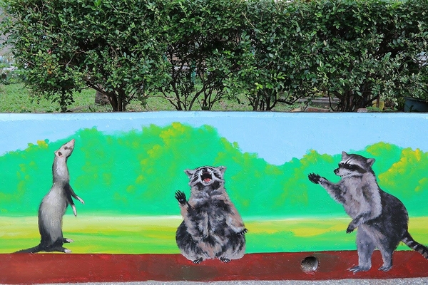 板橋永安公園動物彩繪牆：【新北市景點】搶先曝光!!板橋也有新的彩繪牆了耶~因為這個新的動物彩繪牆充滿逗趣，也讓永安公園更增添了熱鬧非凡的氣氛
