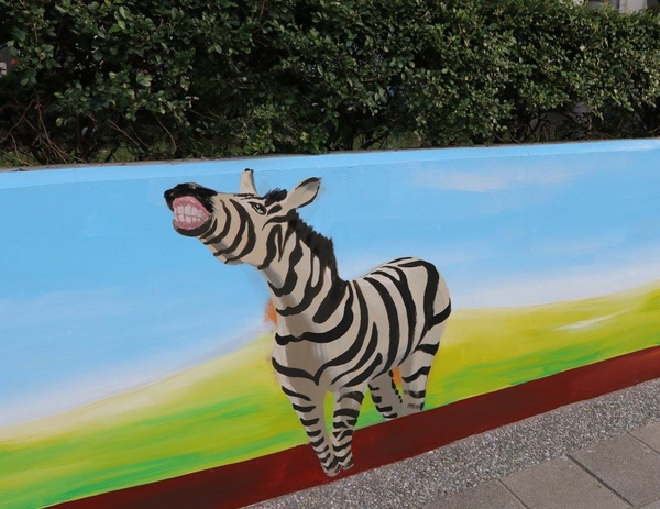 板橋永安公園動物彩繪牆：【新北市景點】搶先曝光!!板橋也有新的彩繪牆了耶~因為這個新的動物彩繪牆充滿逗趣，也讓永安公園更增添了熱鬧非凡的氣氛