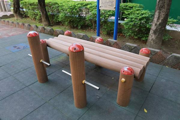 板橋永安公園動物彩繪牆：【新北市景點】搶先曝光!!板橋也有新的彩繪牆了耶~因為這個新的動物彩繪牆充滿逗趣，也讓永安公園更增添了熱鬧非凡的氣氛