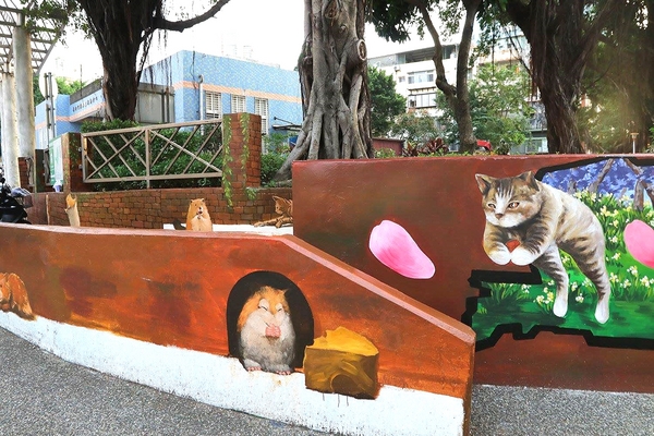 板橋永安公園動物彩繪牆：【新北市景點】搶先曝光!!板橋也有新的彩繪牆了耶~因為這個新的動物彩繪牆充滿逗趣，也讓永安公園更增添了熱鬧非凡的氣氛
