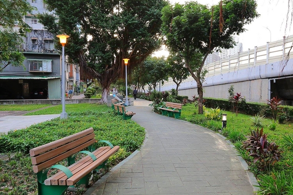 板橋永安公園動物彩繪牆：【新北市景點】搶先曝光!!板橋也有新的彩繪牆了耶~因為這個新的動物彩繪牆充滿逗趣，也讓永安公園更增添了熱鬧非凡的氣氛