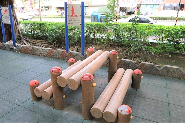 板橋永安公園動物彩繪牆：【新北市景點】搶先曝光!!板橋也有新的彩繪牆了耶~因為這個新的動物彩繪牆充滿逗趣，也讓永安公園更增添了熱鬧非凡的氣氛