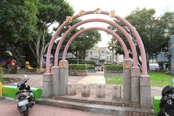 板橋永安公園動物彩繪牆：【新北市景點】搶先曝光!!板橋也有新的彩繪牆了耶~因為這個新的動物彩繪牆充滿逗趣，也讓永安公園更增添了熱鬧非凡的氣氛