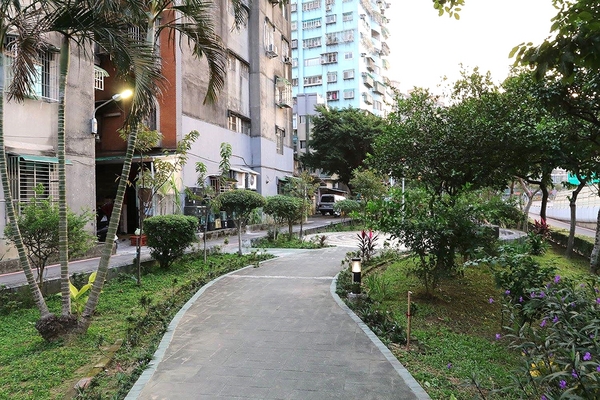 板橋永安公園動物彩繪牆：【新北市景點】搶先曝光!!板橋也有新的彩繪牆了耶~因為這個新的動物彩繪牆充滿逗趣，也讓永安公園更增添了熱鬧非凡的氣氛