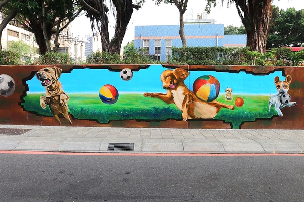 板橋永安公園動物彩繪牆：【新北市景點】搶先曝光!!板橋也有新的彩繪牆了耶~因為這個新的動物彩繪牆充滿逗趣，也讓永安公園更增添了熱鬧非凡的氣氛