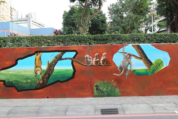 板橋永安公園動物彩繪牆：【新北市景點】搶先曝光!!板橋也有新的彩繪牆了耶~因為這個新的動物彩繪牆充滿逗趣，也讓永安公園更增添了熱鬧非凡的氣氛