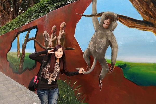 板橋永安公園動物彩繪牆：【新北市景點】搶先曝光!!板橋也有新的彩繪牆了耶~因為這個新的動物彩繪牆充滿逗趣，也讓永安公園更增添了熱鬧非凡的氣氛