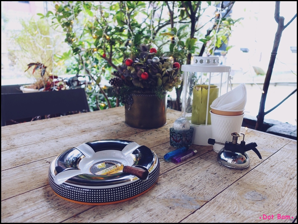 Congrats Café 吸菸區.JPG