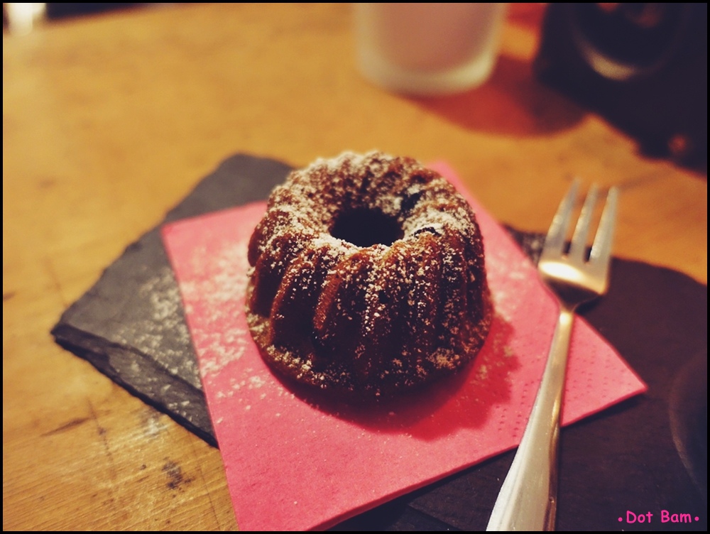 Congrats Café 黑豆豆磅蛋糕 3.JPG