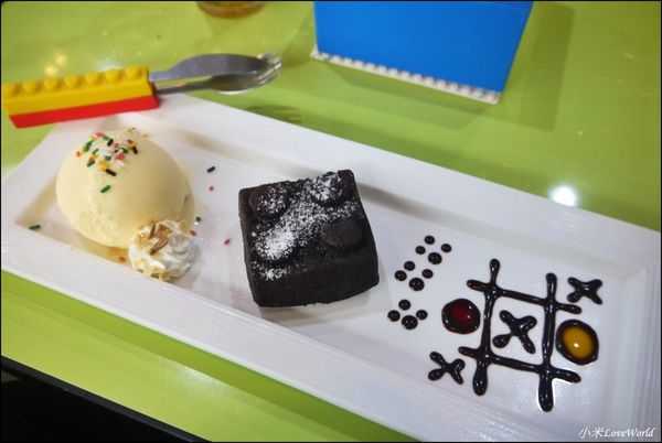 BRICK WORKS樂高積木主題餐廳(高雄店) P1640084_調整大小1.JPG