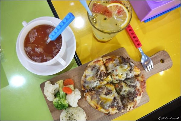 BRICK WORKS樂高積木主題餐廳(高雄店) P1640068_調整大小1.JPG