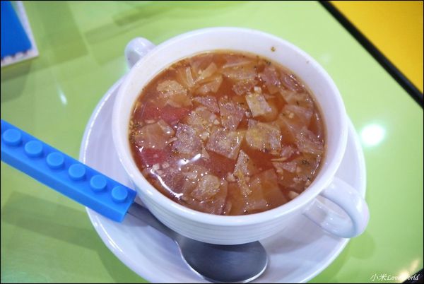 BRICK WORKS樂高積木主題餐廳(高雄店) P1640007_調整大小1.JPG