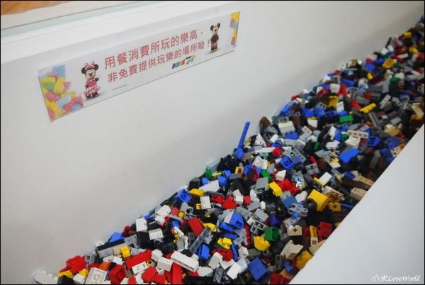 BRICK WORKS樂高積木主題餐廳(高雄店) P1640005_調整大小1.JPG