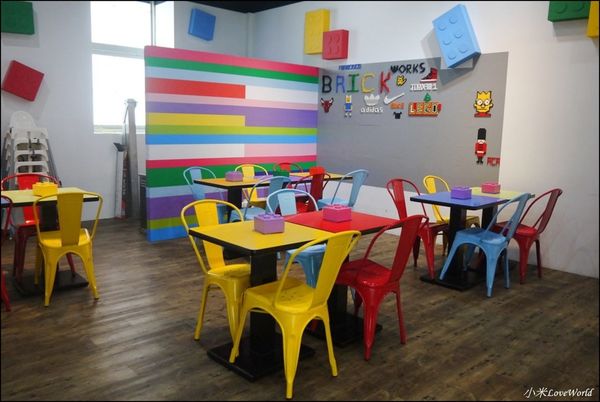 BRICK WORKS樂高積木主題餐廳(高雄店) P1630988_調整大小1.JPG
